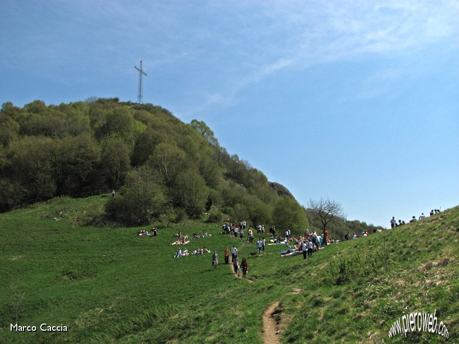 05_La croce e tanta gente.JPG